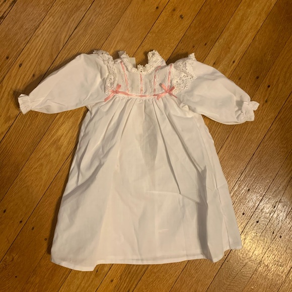 Retired American Girl doll, Samantha Parkington. With all shown outfits - Picture 4 of 16